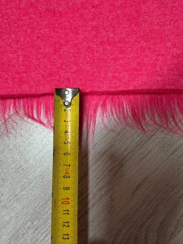 Coupon tissu fausse fourrure légère à poils longs rose fluo 14cm x 160cm