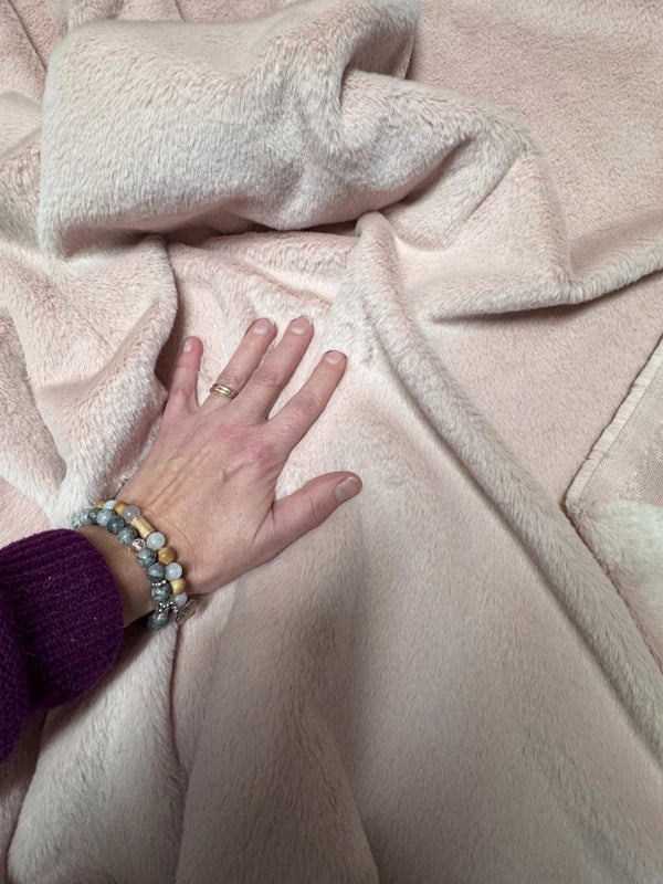 Coupon fausse fourrure à poils courts rose clair 30cm x 160cm