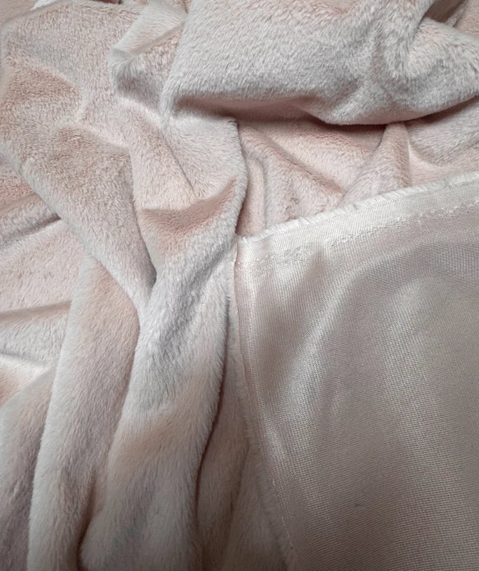 Coupon fausse fourrure à poils courts rose clair 30cm x 160cm