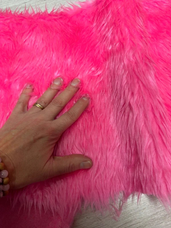 Coupon tissu fausse fourrure douce et légère rose à poils mi-longs 30cm x 155cm
