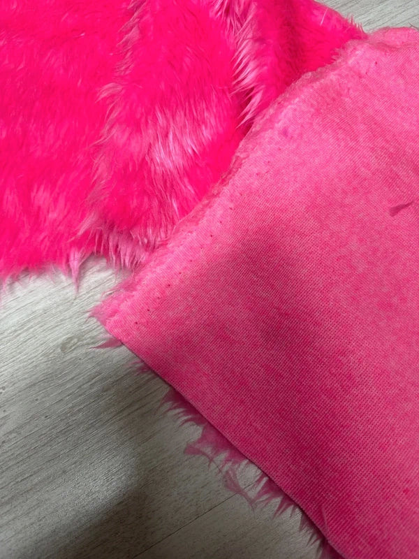 Coupon tissu fausse fourrure douce et légère rose à poils mi-longs 30cm x 155cm