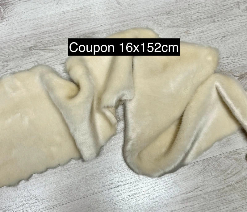 Coupon tissu fausse fourrure douce et épaisse blanc cassé beige à poils mi-longs 16cm x 152cm