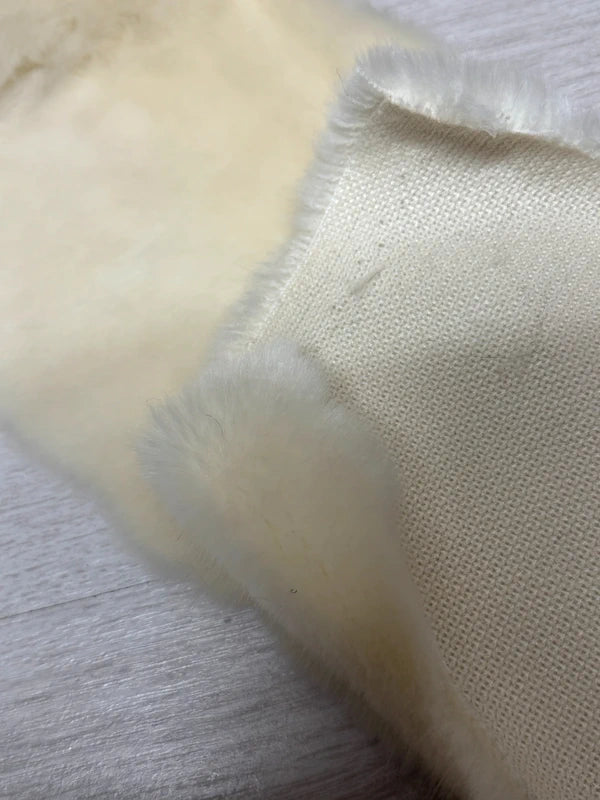 Coupon tissu fausse fourrure douce et épaisse blanc cassé beige à poils mi-longs 16cm x 152cm