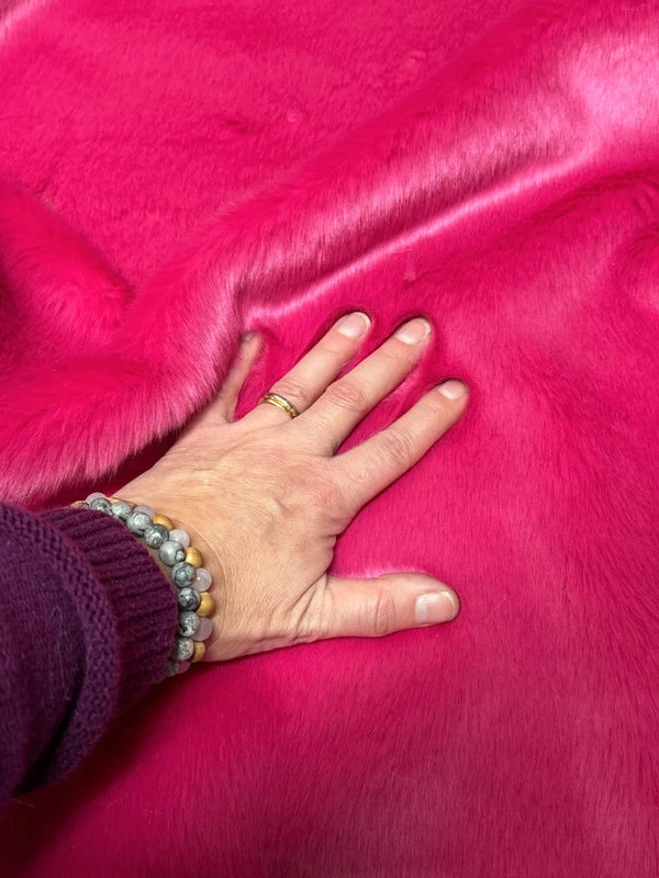 Coupon fausse fourrure douce et épaisse à poils mi-longs rose fuchsia 30cm x 155cm