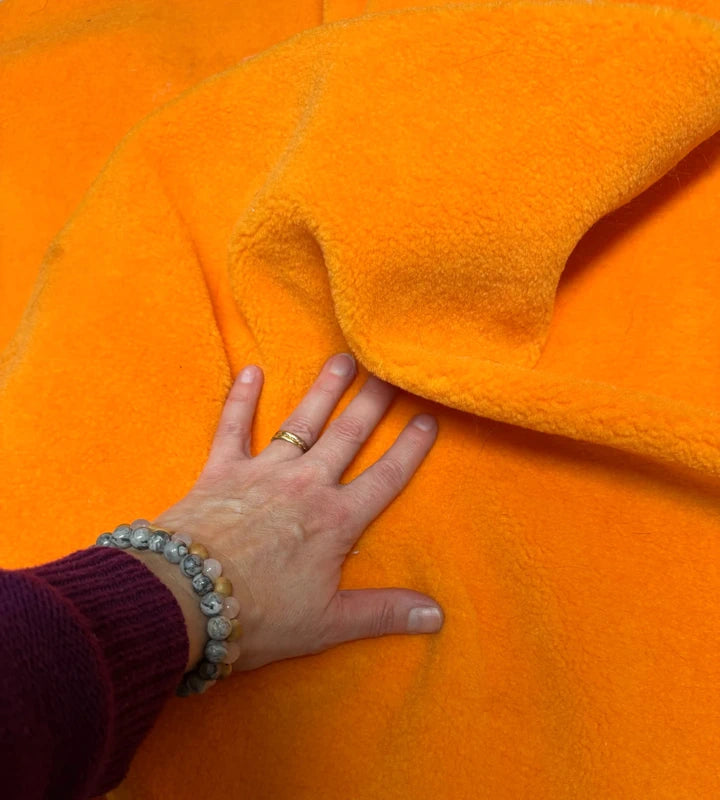 Coupon fausse fourrure légère touché polaire à poils courts orange 30cmx160cm