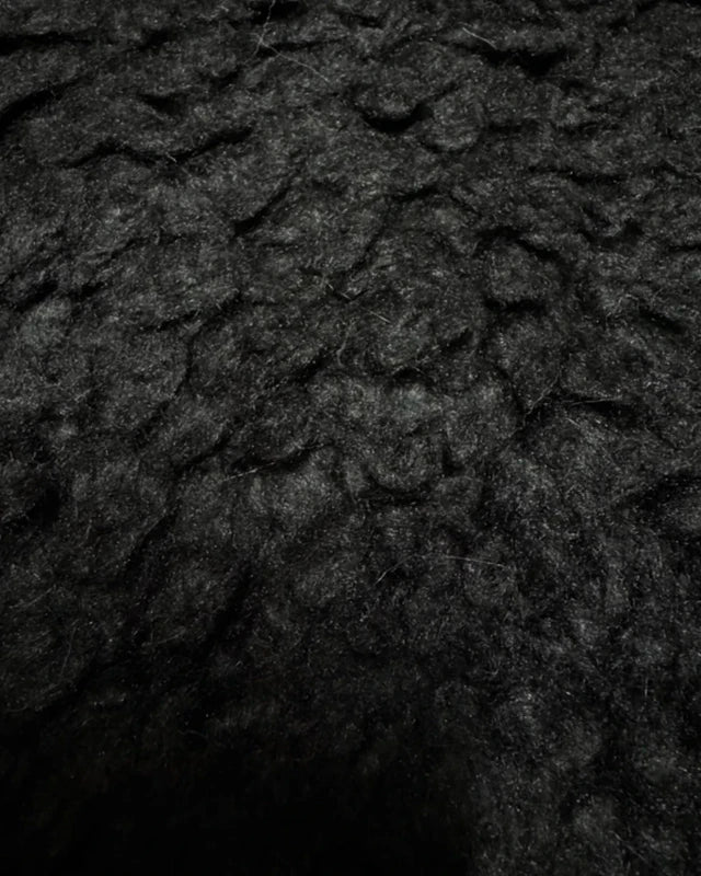 Coupon fausse fourrure douce et légère à poils longs et frisés bouclés noir 30cm x 135cm