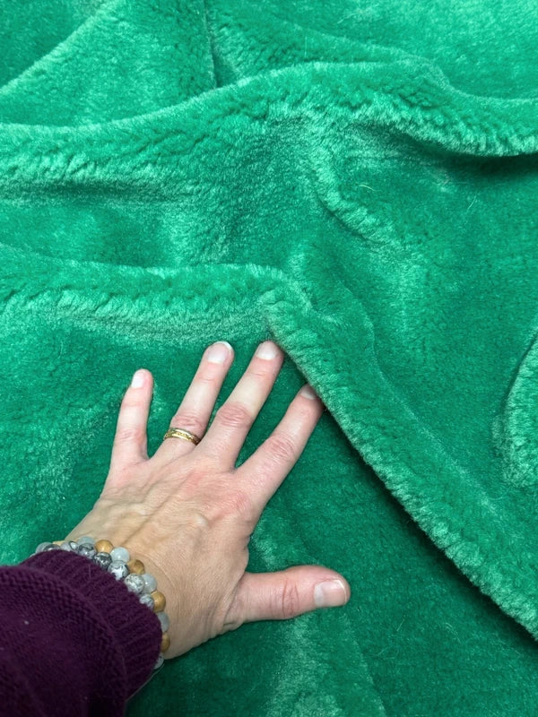 Coupon fausse fourrure douce à poils mi-longs vert 30cm x 72cm