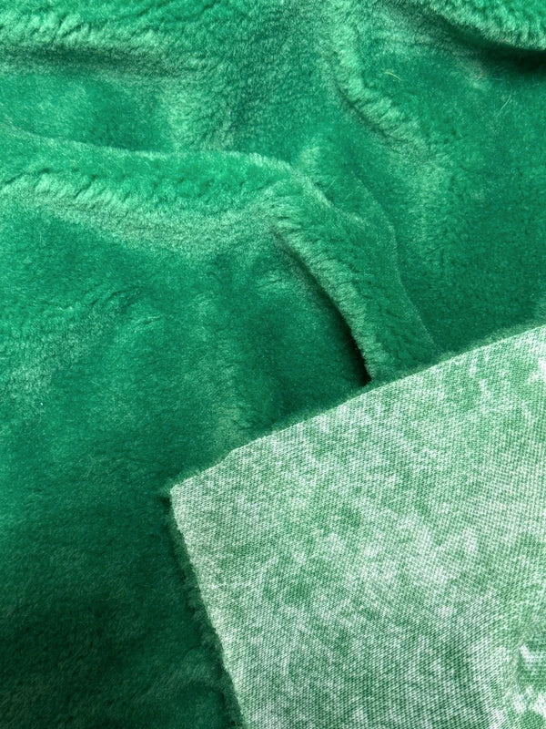 Coupon fausse fourrure douce à poils mi-longs vert 30cm x 72cm