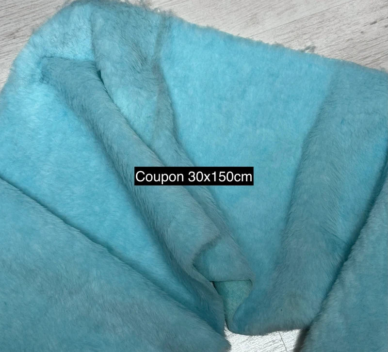 Chute de fausse fourrure turquoise un peu tâchée 30x150cm