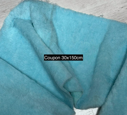 Chute de fausse fourrure turquoise un peu tâchée 30x150cm