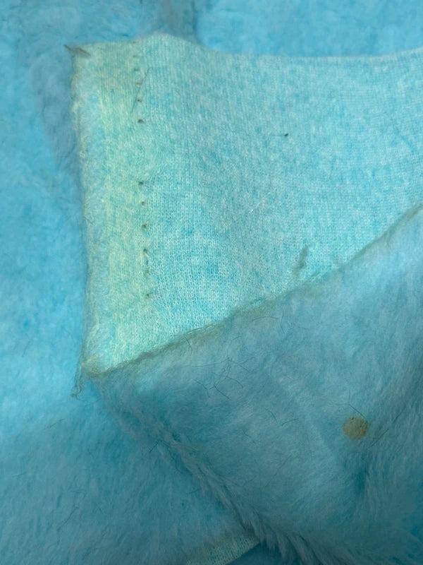 Chute de fausse fourrure turquoise un peu tâchée 30x150cm