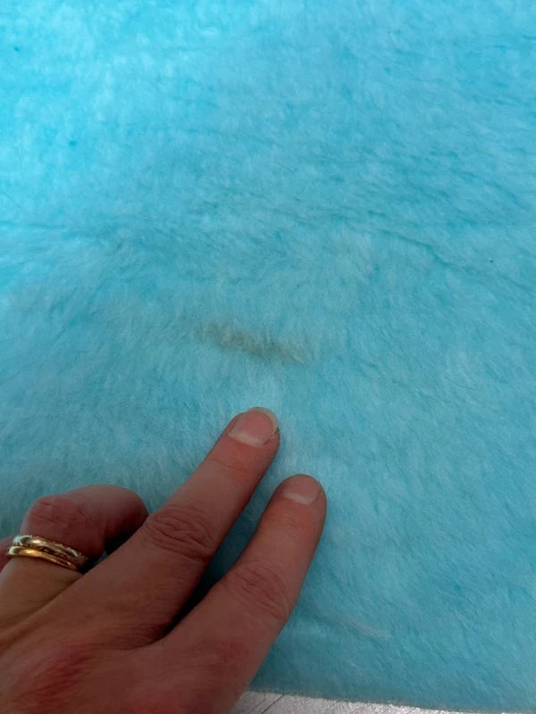 Chute de fausse fourrure turquoise un peu tâchée 30x150cm