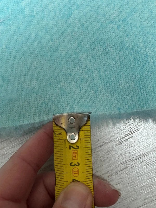 Chute de fausse fourrure turquoise un peu tâchée 30x150cm