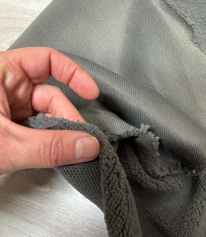 Coupon tissu fausse fourrure style polaire gris foncé 30cm x 160cm