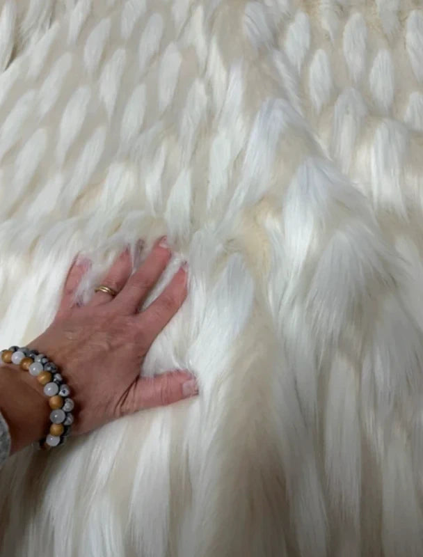 Fausse fourrure blanche et crème poils longs 4/5 cm – Coupon 30×40 cm