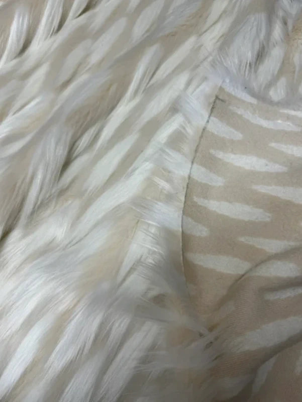 Fausse fourrure blanche et crème poils longs 4/5 cm – Coupon 30×40 cm