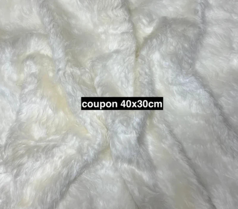 Coupon de fausse fourrure douce à poils longs légèrement ondulés blanc cassé 40cm x 30cm