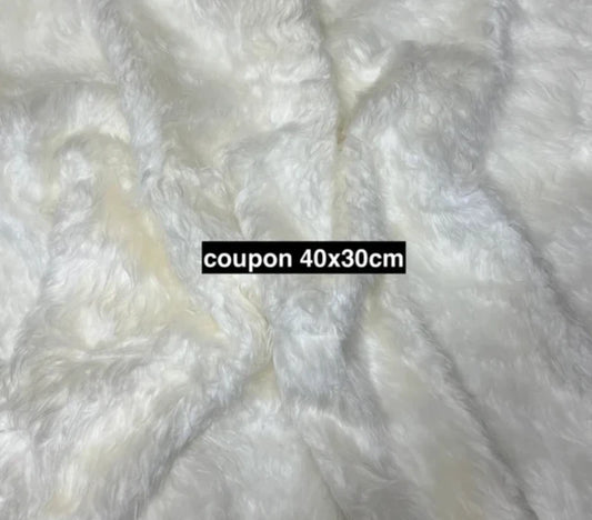 Coupon de fausse fourrure douce à poils longs légèrement ondulés blanc cassé 40cm x 30cm