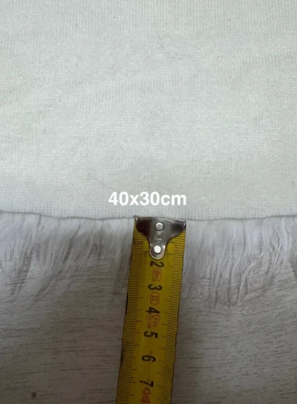Coupon de fausse fourrure douce à poils longs légèrement ondulés blanc cassé 40cm x 30cm
