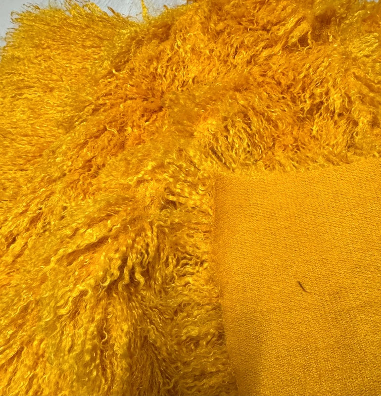Coupon tissu fausse fourrure douce et légère à poils longs frisé jaune orange 30cm x 80cm