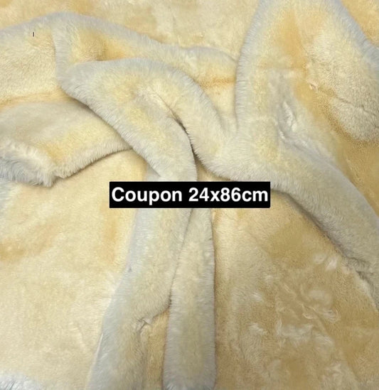 Coupon fausse fourrure douce et épaisse jaune clair beige à poils mi-longs 24cm x 86cm