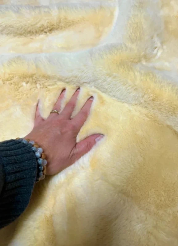 Coupon fausse fourrure douce et épaisse jaune clair beige à poils mi-longs 24cm x 86cm