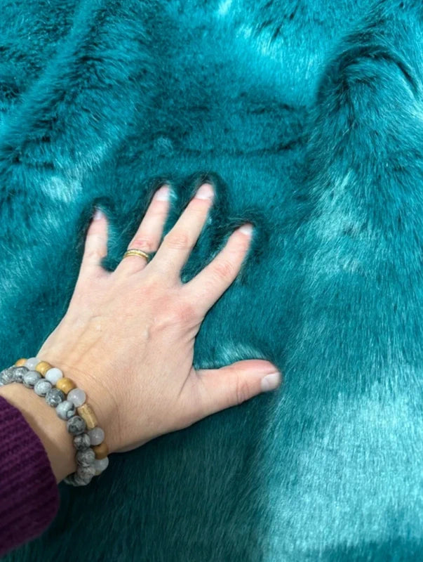 coupon fausse fourrure douce et épaisse de qualité vert canard à poils longs 20cm x 156cm