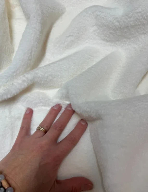 Coupon très doux fausse fourrure à poils courts blanc 30cm x 165cm