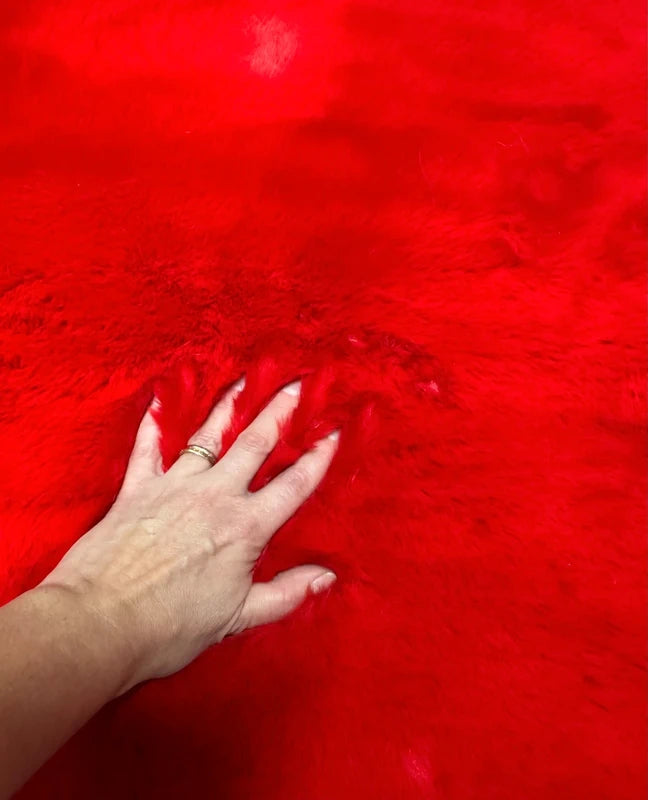 Coupon fausse fourrure douce et épaisse de qualité rouge à poils longs 30cm x 82cm