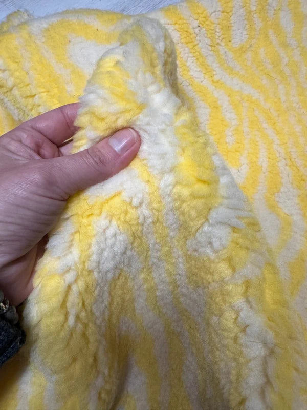 Coupon fausse fourrure jaune motif zébré poils ~1,5 cm 30×156 cm