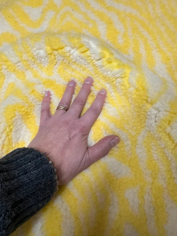 Coupon fausse fourrure jaune motif zébré poils ~1,5 cm 30×156 cm