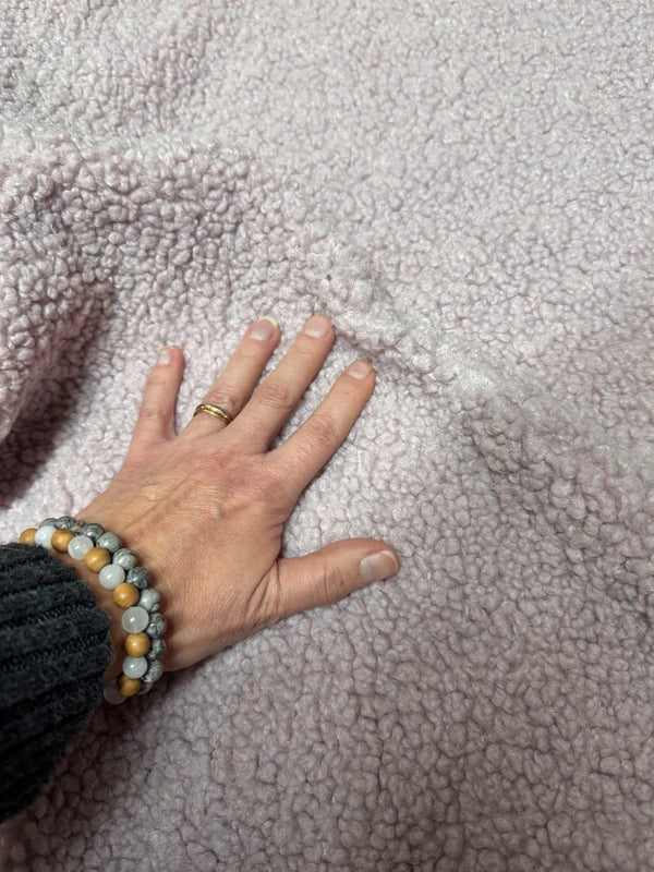 Coupon fausse fourrure lilas clair bouclé poils ~1 cm 30×106 cm