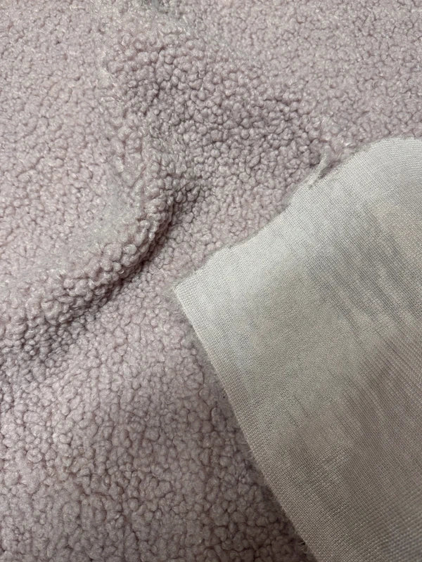 Coupon fausse fourrure lilas clair bouclé poils ~1 cm 30×106 cm