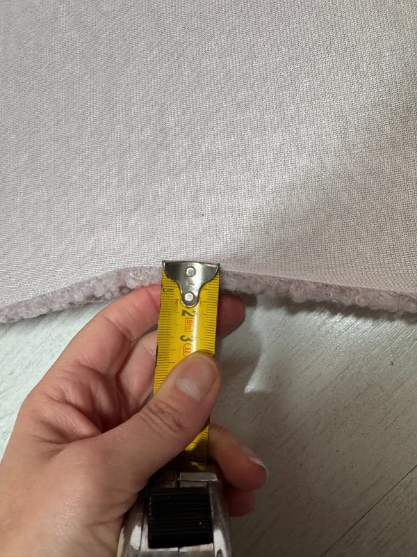 Coupon fausse fourrure lilas clair bouclé poils ~1 cm 30×106 cm