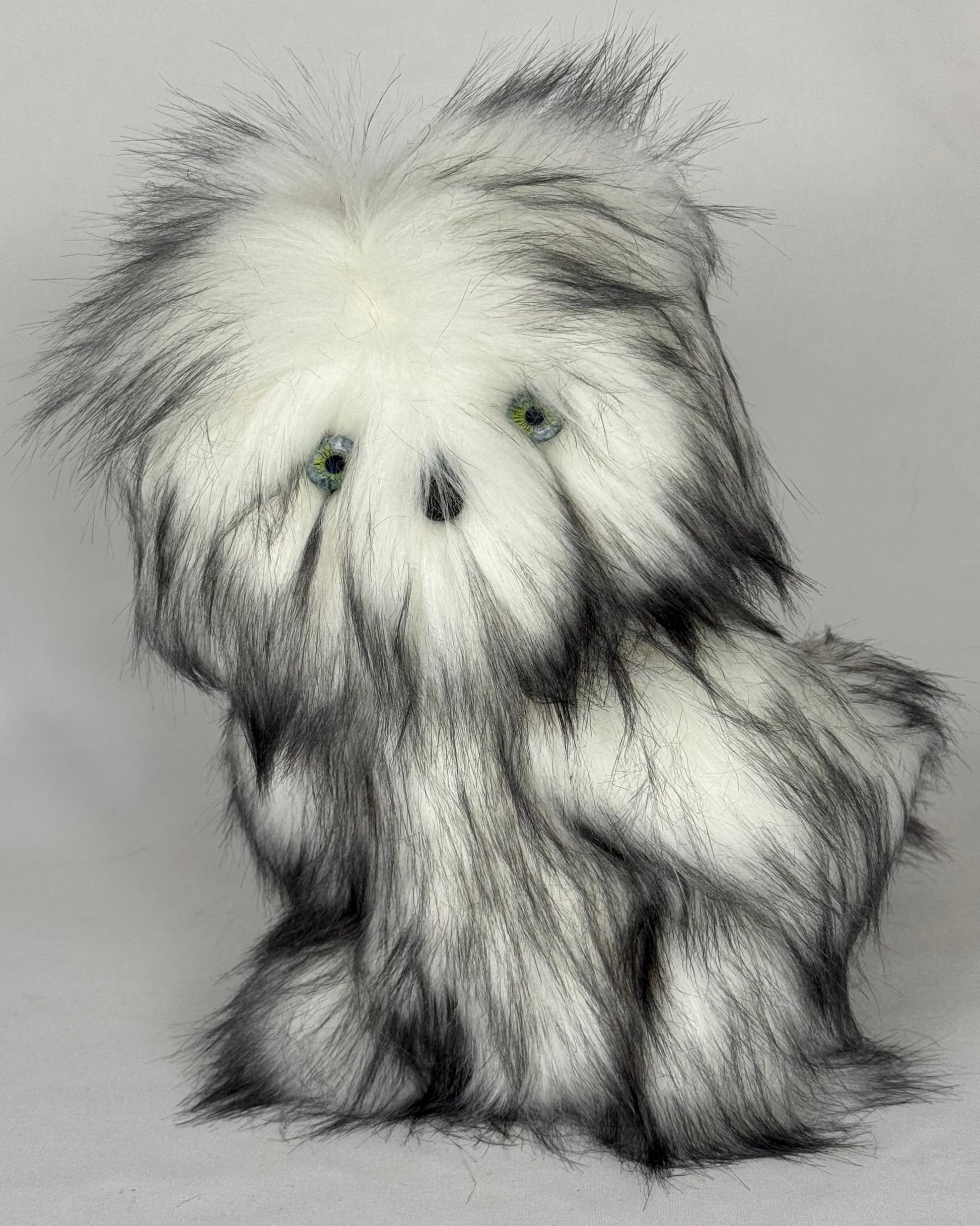 Chouette Alaska en fausse fourrure noire et blanche, création artisanale de 25 cm articulée