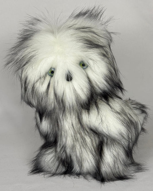 Chouette Alaska en fausse fourrure noire et blanche, création artisanale de 25 cm articulée