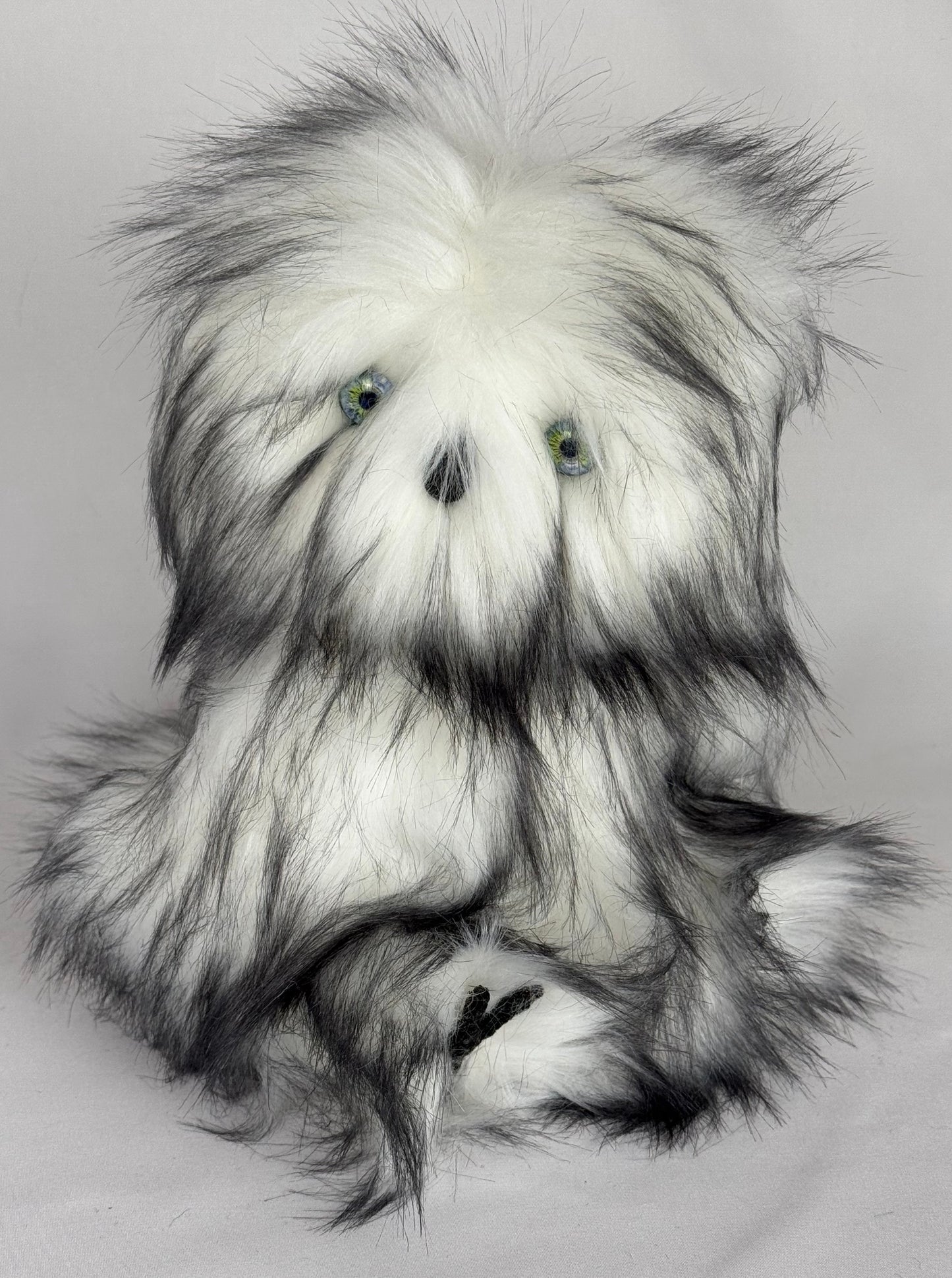 Vue détaillée de la chouette Alaska articulée, pièce unique en fausse fourrure longue