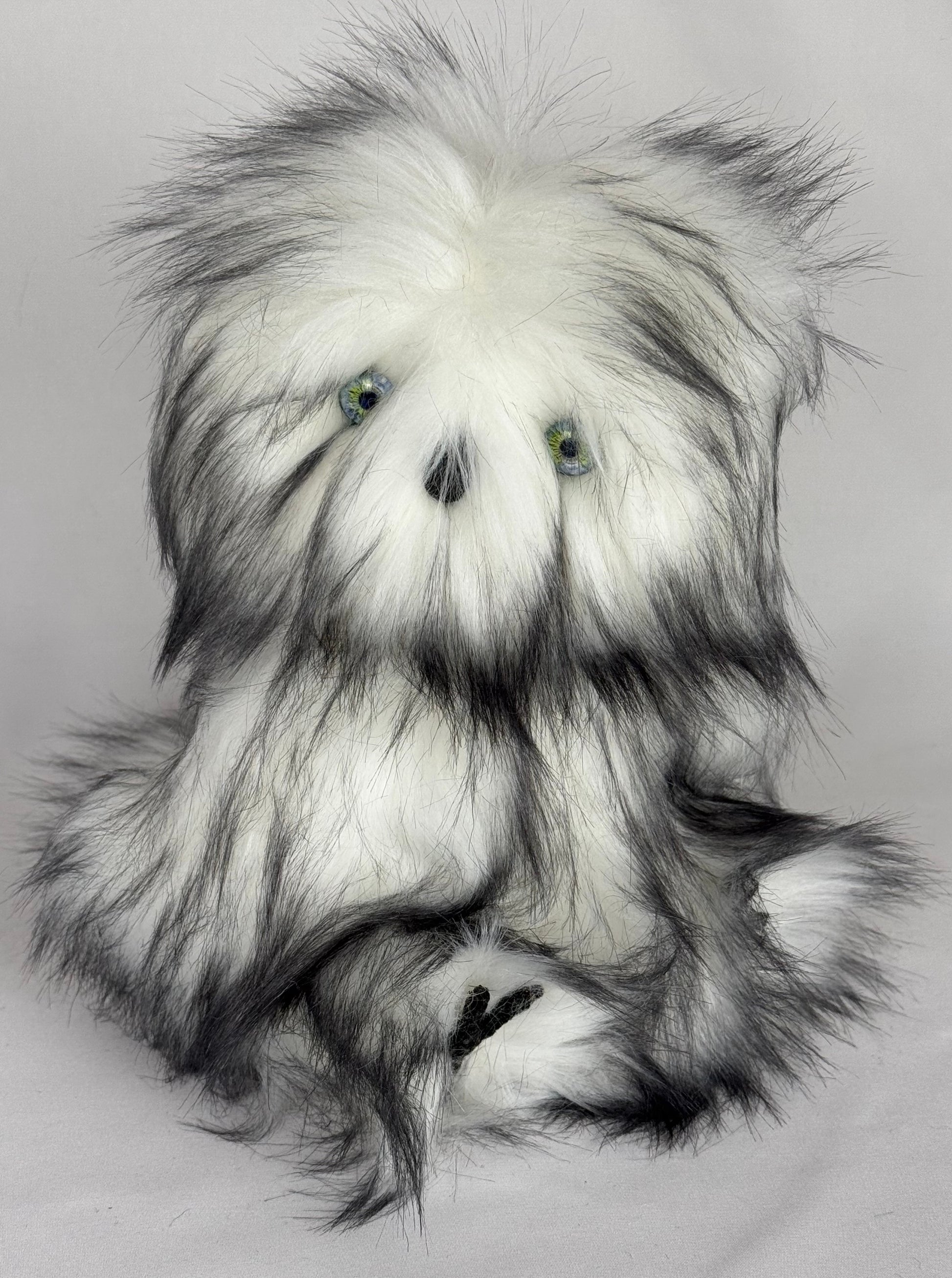 Vue détaillée de la chouette Alaska articulée, pièce unique en fausse fourrure longue