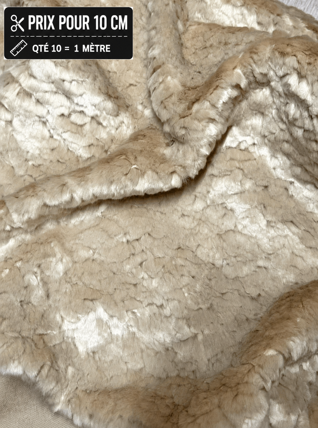 Fausse fourrure beige crème douce à poils 1,5 à 2 cm vendue à la coupe