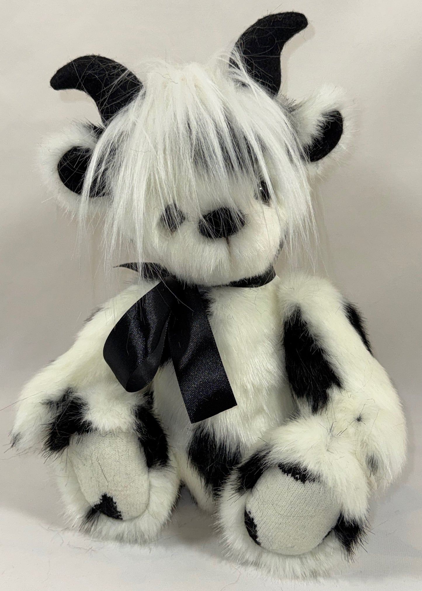 Vachette de collection articulée 32 cm Domino – style Highland noir et blanc, pièce unique