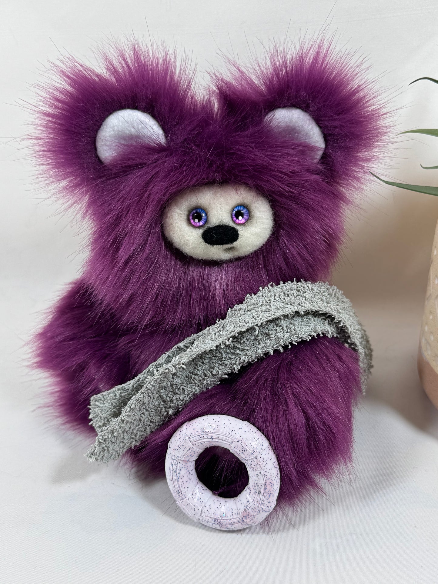 Crépuscule, Frimousse de collection violette de 15 cm avec yeux de verre colorés, bouée de plage et création artisanale française