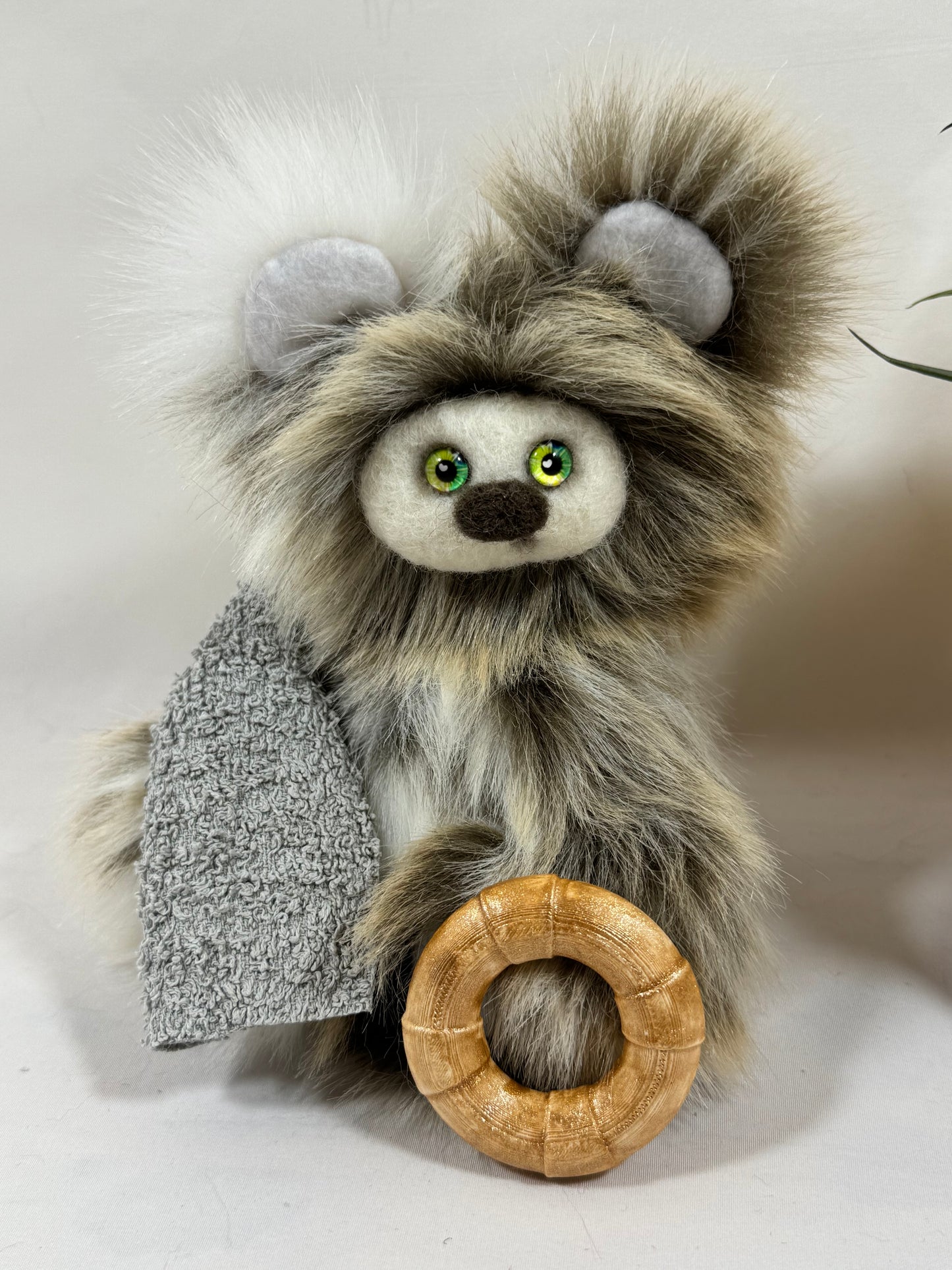 Dune, Frimousse de collection beige et brun de 15 cm avec yeux de verre colorés, bouée et serviette de plage, création artisanale française