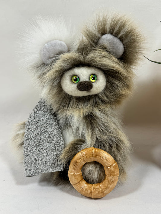 Dune, Frimousse de collection beige et brun de 15 cm avec yeux de verre colorés, bouée et serviette de plage, création artisanale française