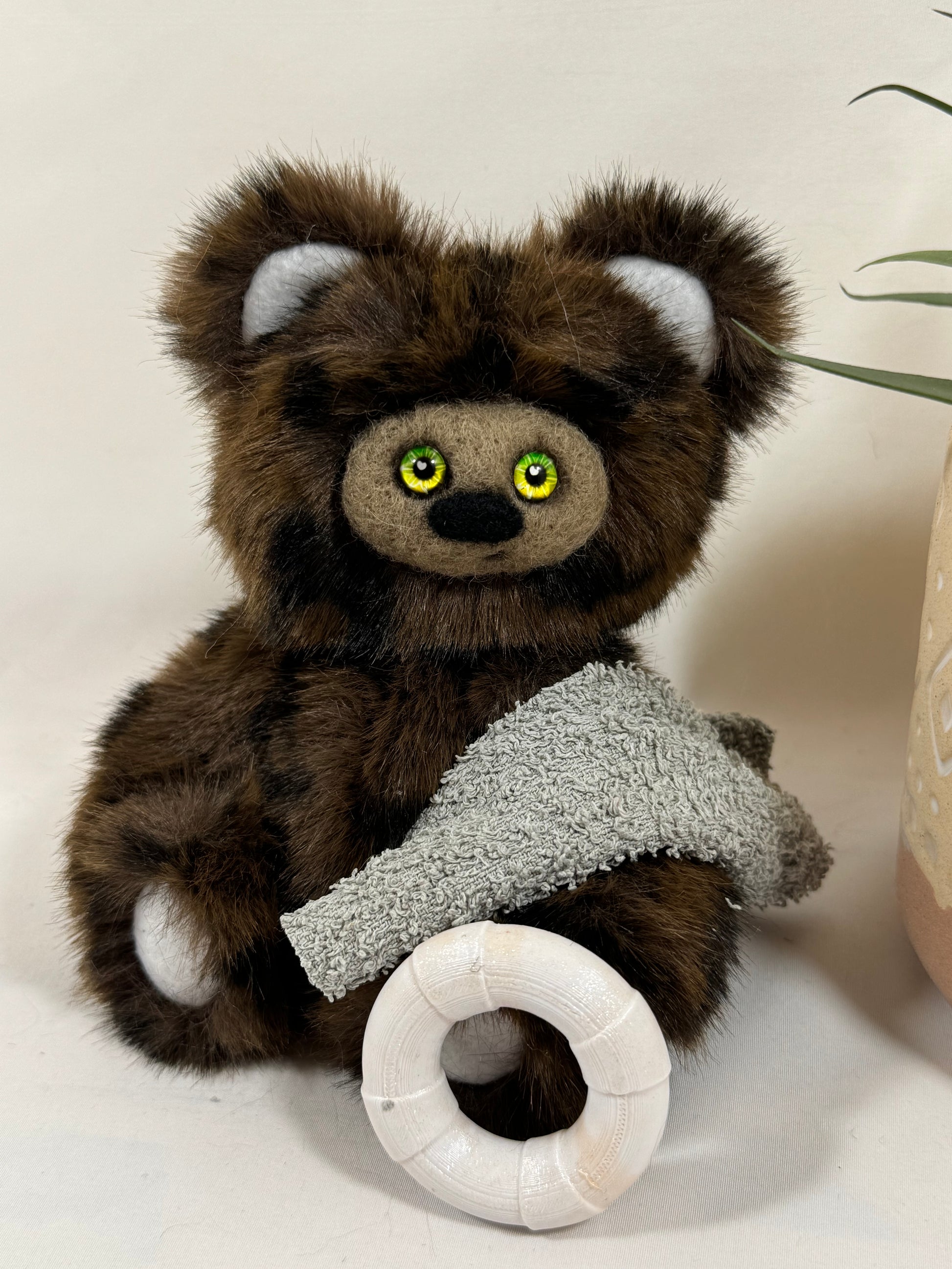 Drift, Frimousse de collection marron de 15 cm avec yeux de verre colorés verts, bouée de plage et création artisanale française