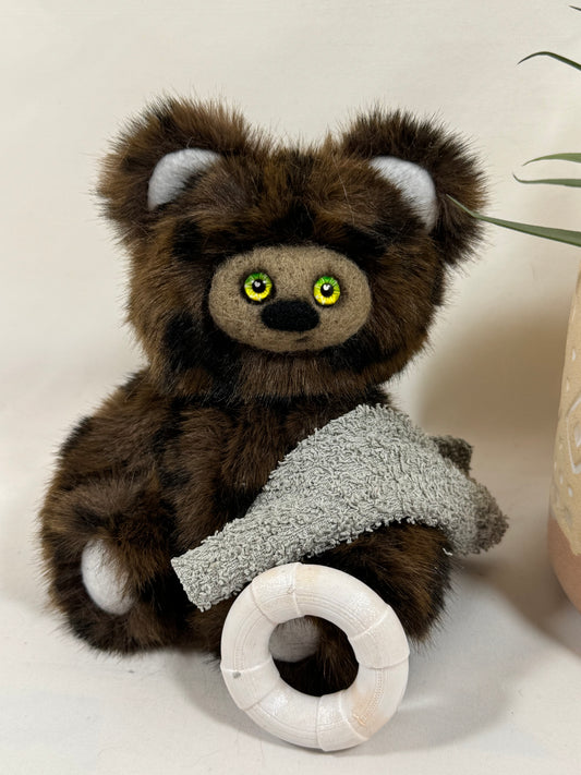 Drift, Frimousse de collection marron de 15 cm avec yeux de verre colorés verts, bouée de plage et création artisanale française