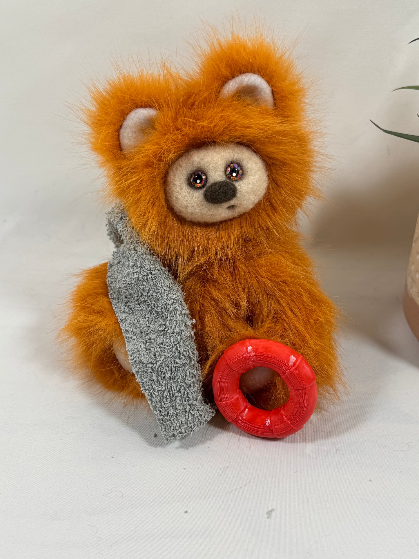 Mandarine, Frimousse de collection orange de 15 cm avec yeux de verre colorés, bouée rouge et serviette de plage, création artisanale française