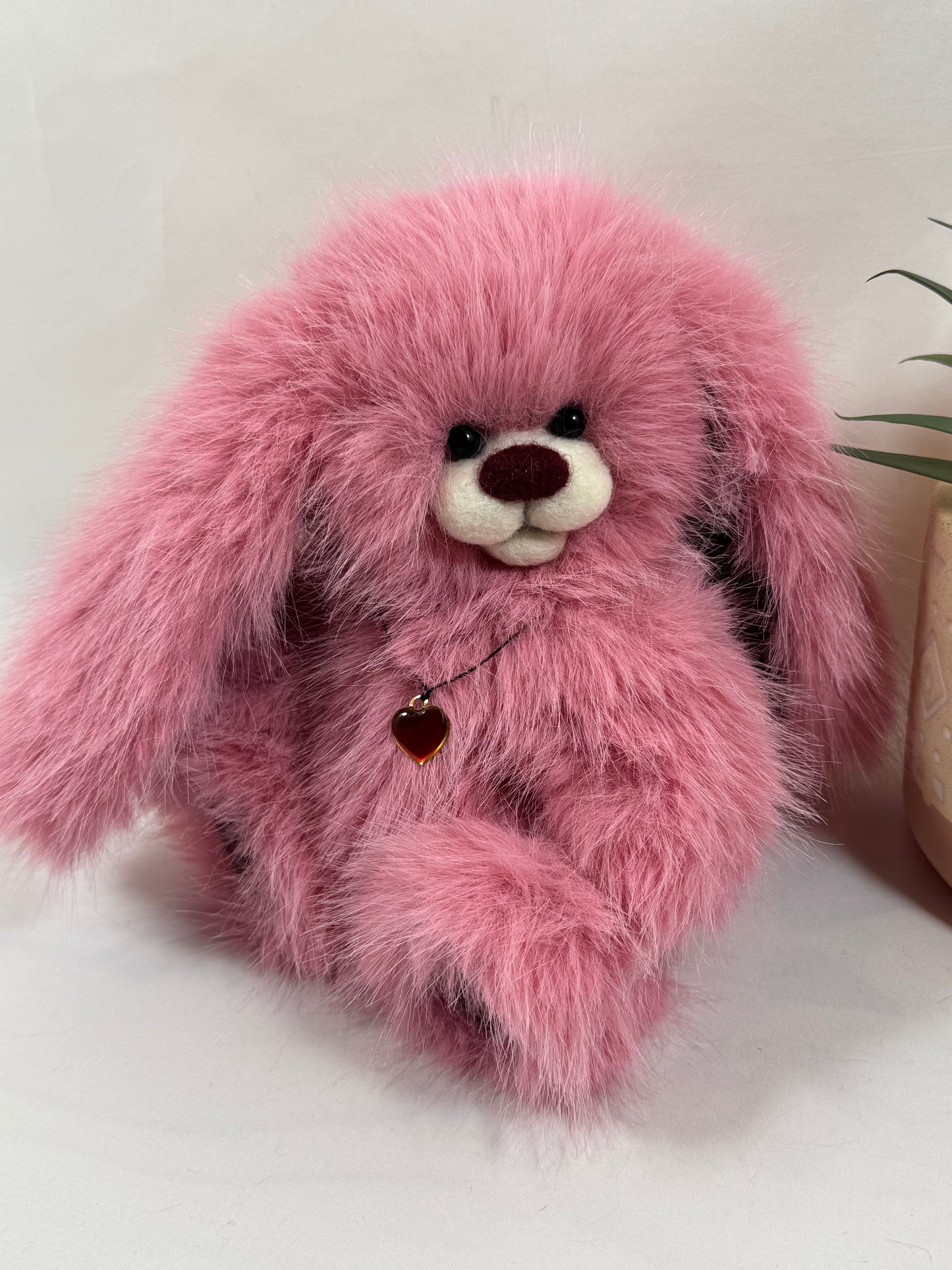 Création artisanale Love, lapin de collection articulé en fausse fourrure rose, pièce unique réalisée à la main avec certificat d'authenticité.