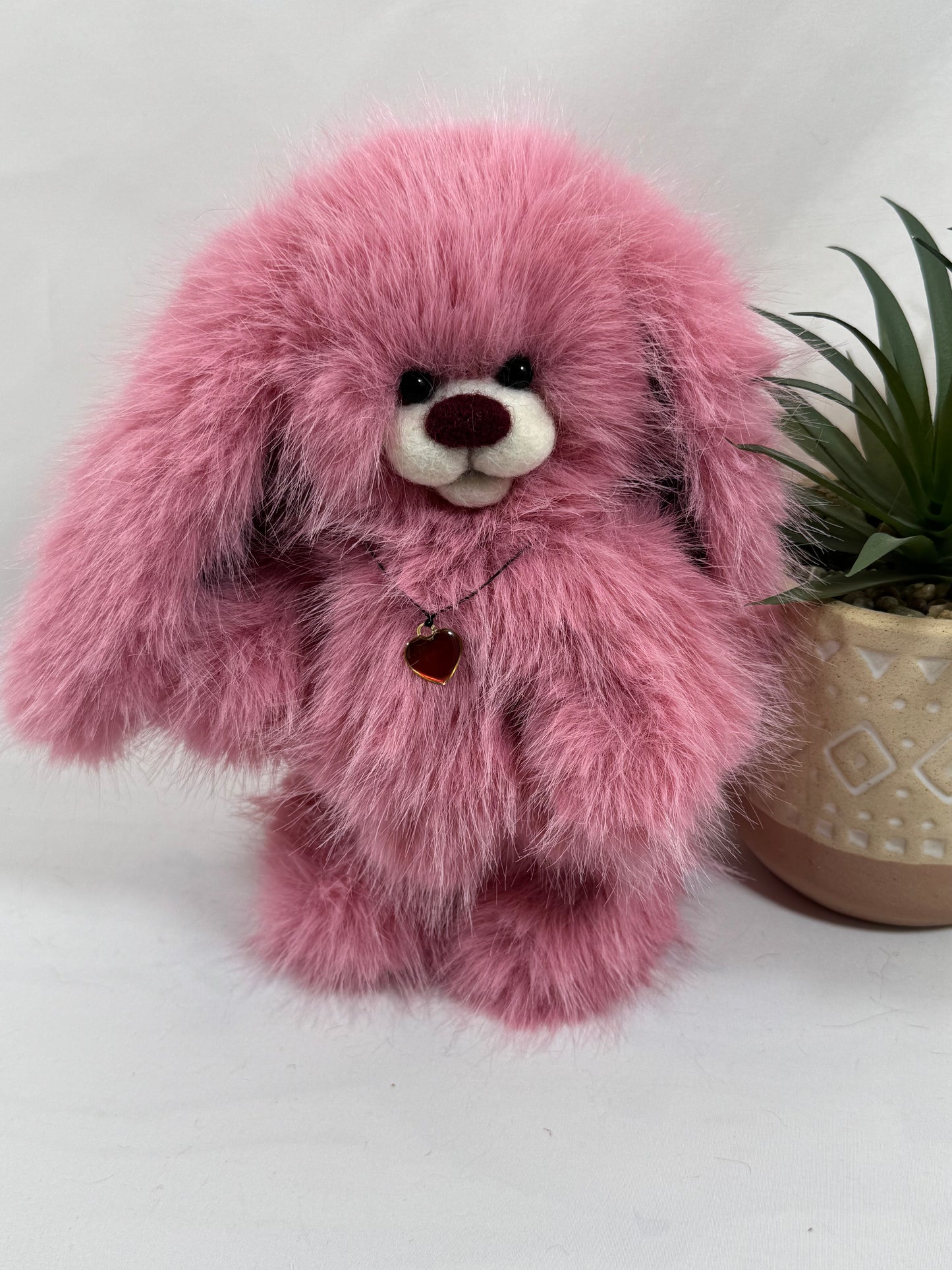 Love, lapin de collection artisanal rose de 20 cm, entièrement réalisé à la main, articulé avec museau sculpté en laine feutrée.