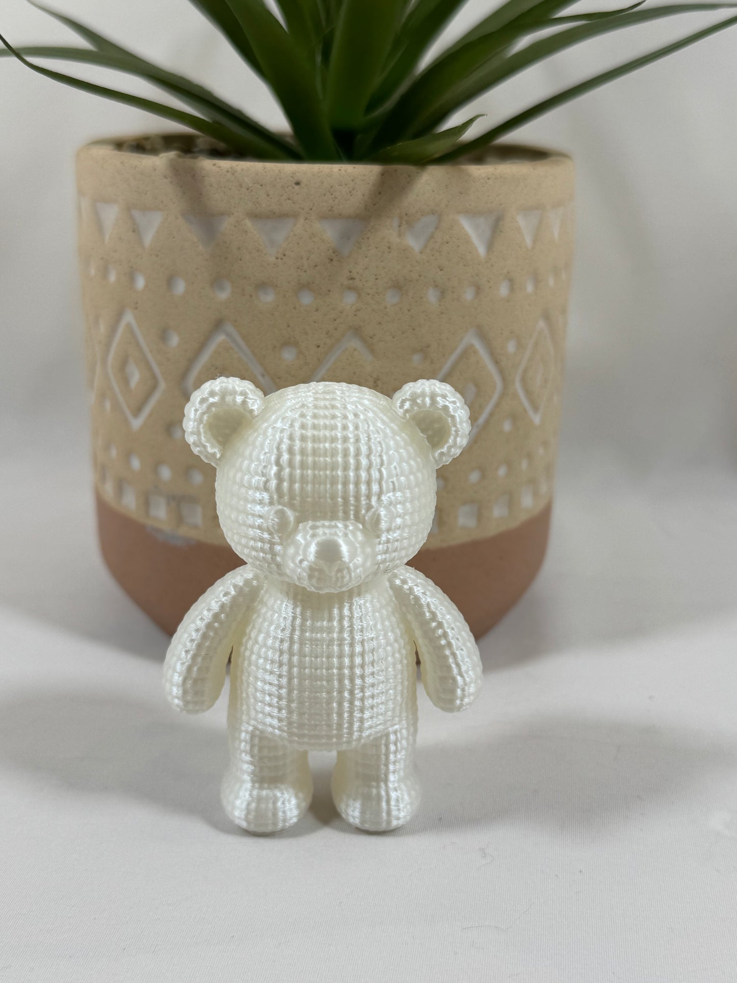Petit ours décoratif imprimé en 3D en PLA soie blanc de 8 cm avec texture effet crochet.