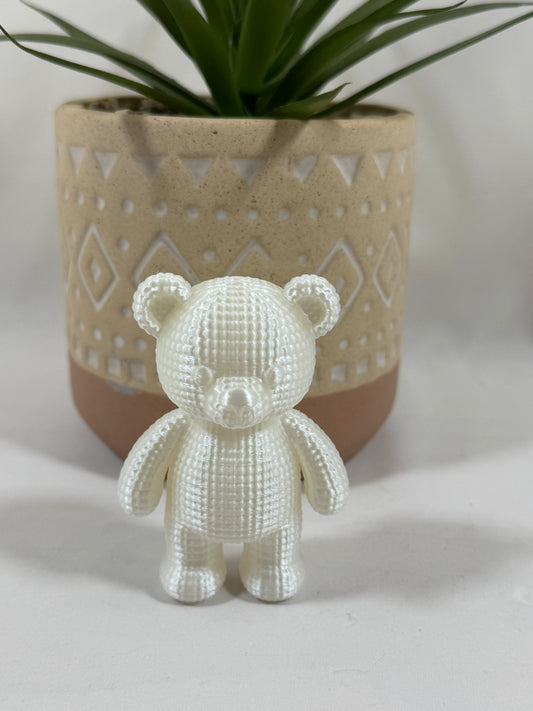 Petit ours décoratif imprimé en 3D en PLA soie blanc de 8 cm avec texture effet crochet.